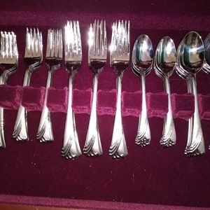 LENOX KELLY FROSTED 13 PC PLACE SERVICE & SERVING